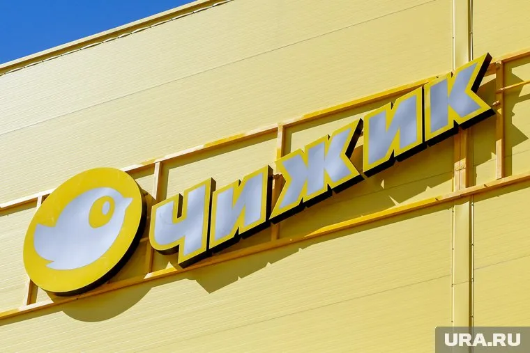 Парковка у нового магазина заполнена автомобилями еще до открытия
Фото: Эдуард Корниенко © URA.RU