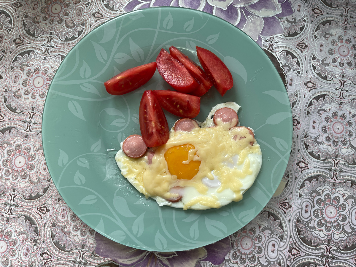 Яичница с сосиской и тертым сыром, помидор