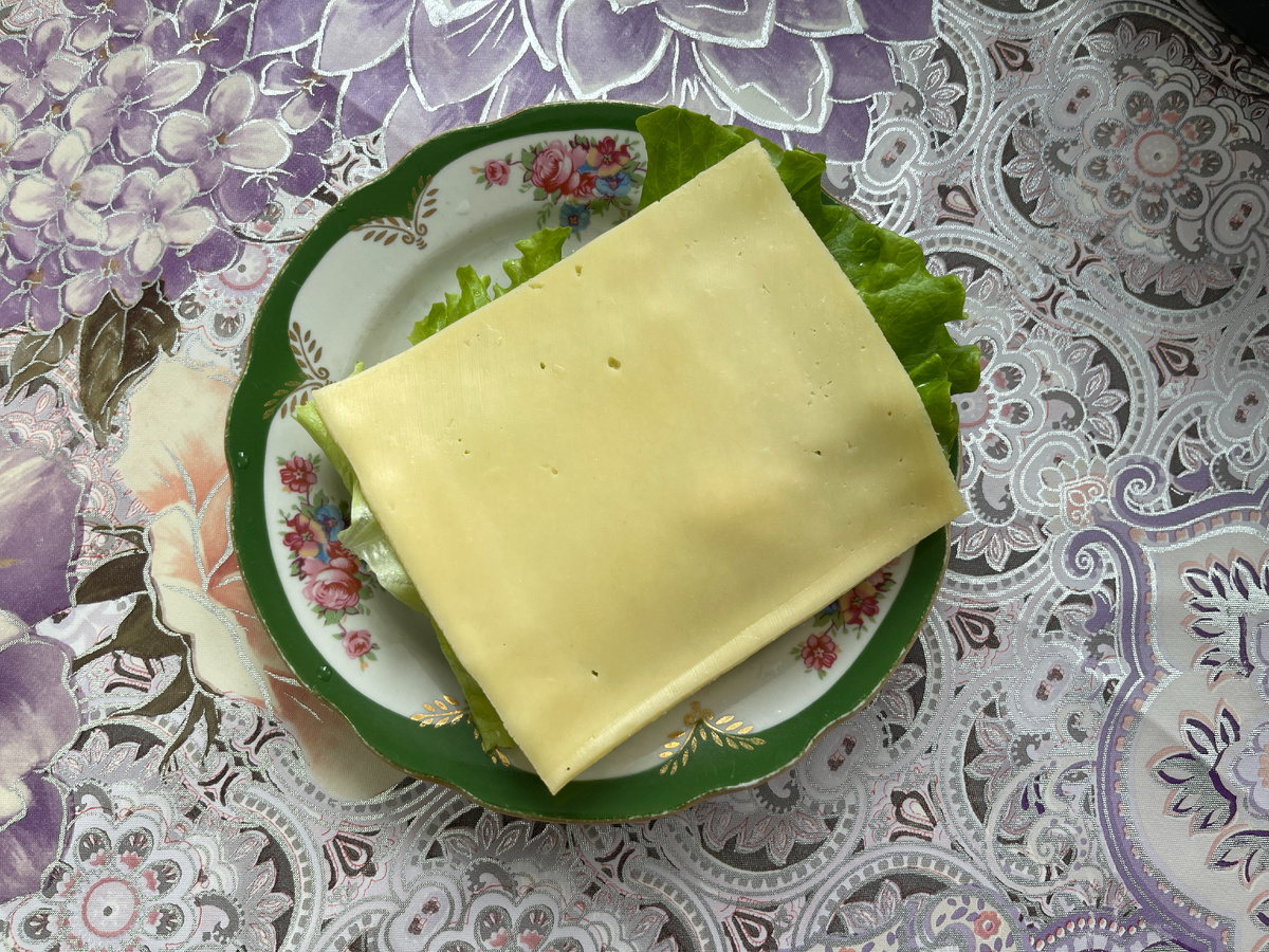 Бутерброд (черный хлеб, масло, салат, сыр)