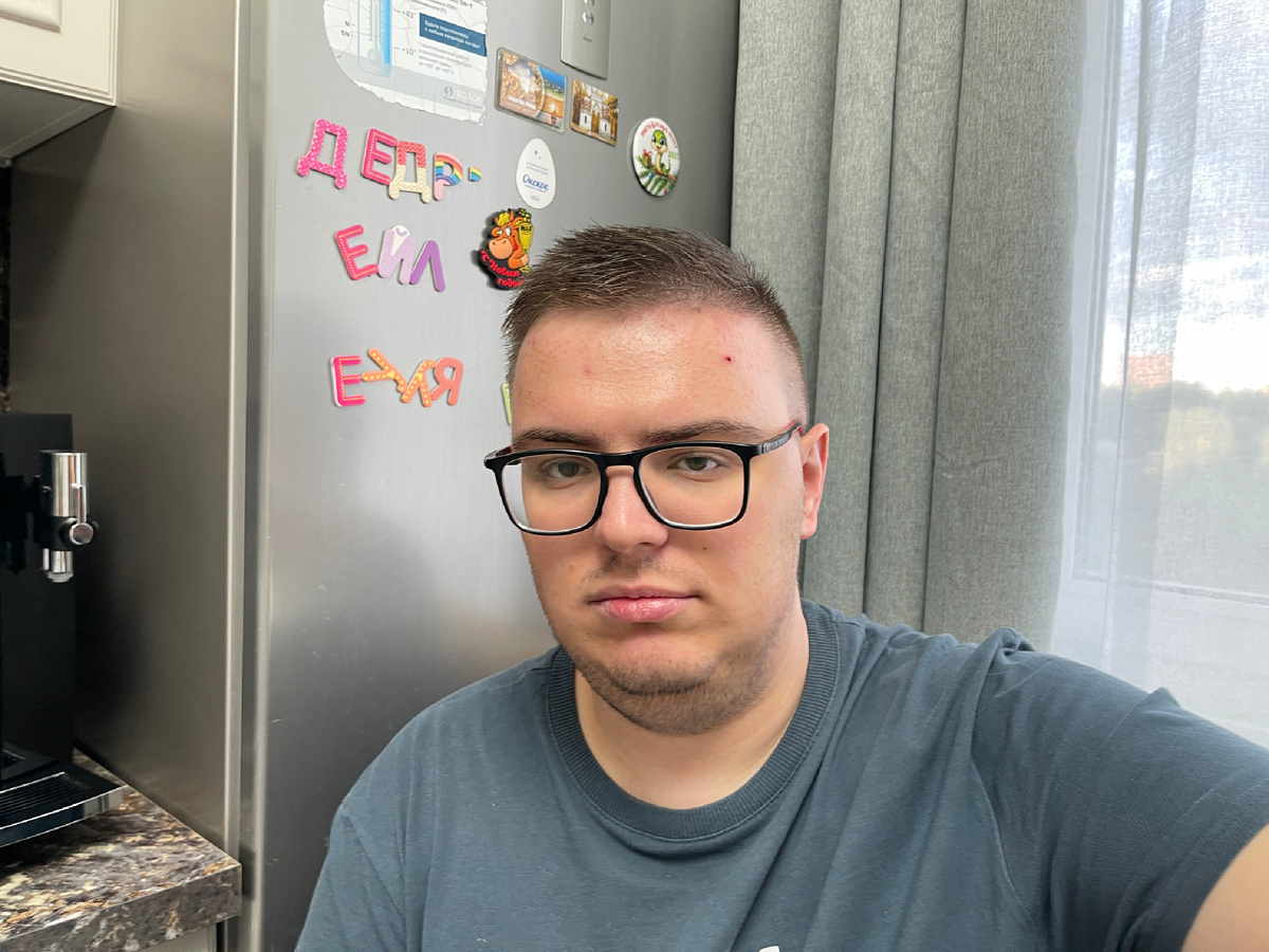 Кстати, пытался тут выработать привычку ежедневно себя фотографировать, причем с разным выражением лица. Как, например, здесь