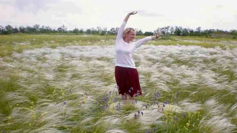 Майская степь по дороге в Вёшенскую. Фото из личного архива, 2014 год. "Вызрел ковыль. Степь на многие версты оделась колышущемся серебром. Ветер упруго приминал его, наплывая, шершавил, бугрил, гнал то к югу, то к западу сизо-опаловые волны. Там, где пробегала текучая воздушная струя, ковыль молитвенно клонился, и на седой его хребтине долго лежала чернеющая тропа". М. А. Шолохов. "Тихий Дон"