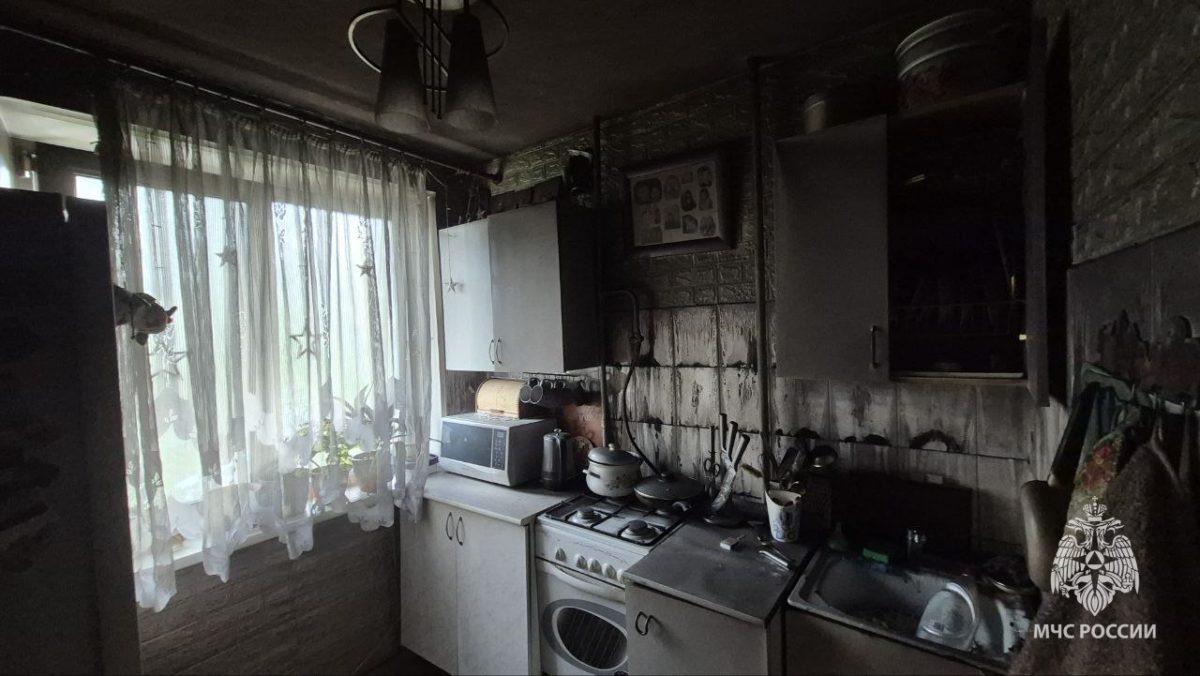    В тушении принимали участие 23 специалиста и 6 единиц техники МЧС России