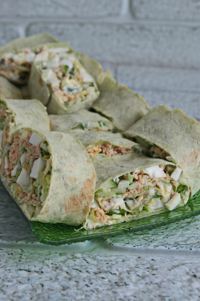 Фото автора. Рулет из лаваша с рыбной начинкой.