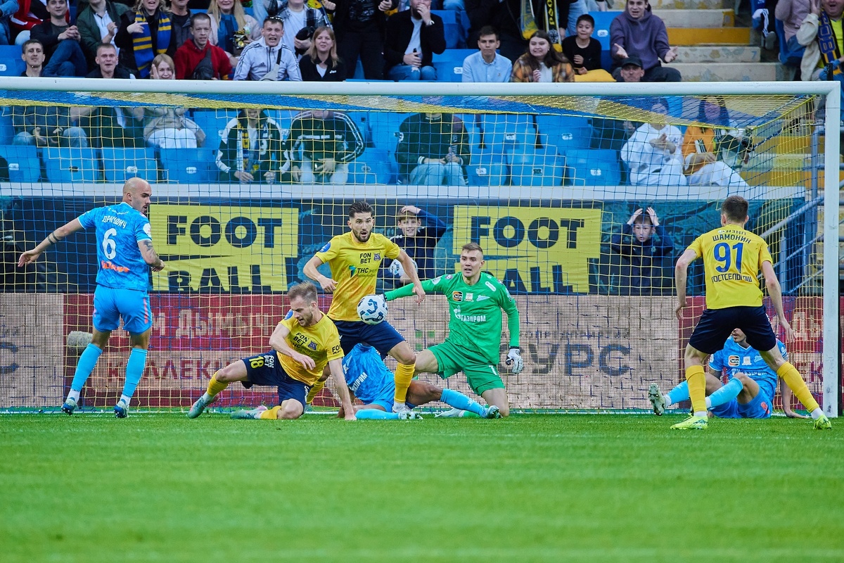 Опасный момент у ворот «Зенита», в ходе которого ростовчане трижды наносили удары в упор, но так и не забили. Фото из архива ФК «Зенит»