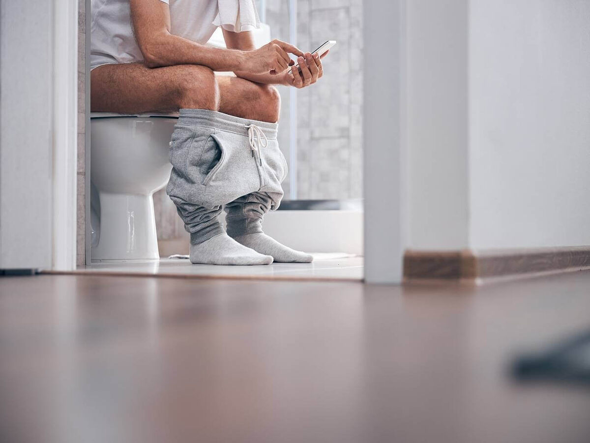    Чтобы избежать проблем, врач-хирург рекомендует устанавливать таймер или покидать туалет сразу после завершения дефекации. Источник изображения: msn.com