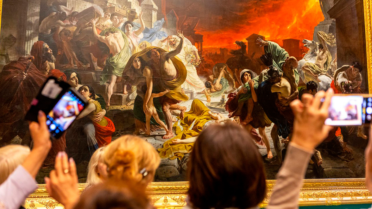 Карл Брюллов - Последний день Помпеи, 1833 г. Фото с выставки «Великий Карл». Источник: https://clck.ru/3MBbsb