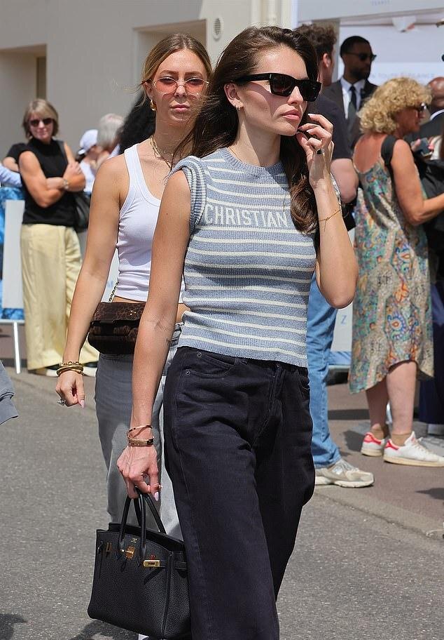 Она создала непринужденный, но роскошный образ: джемпер, широкие черные джинсы, сумка Birkin и очки.