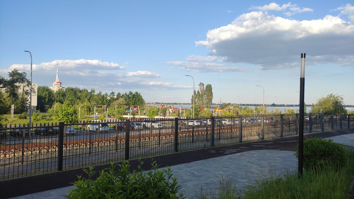 Через парк проходит детская железная дорога