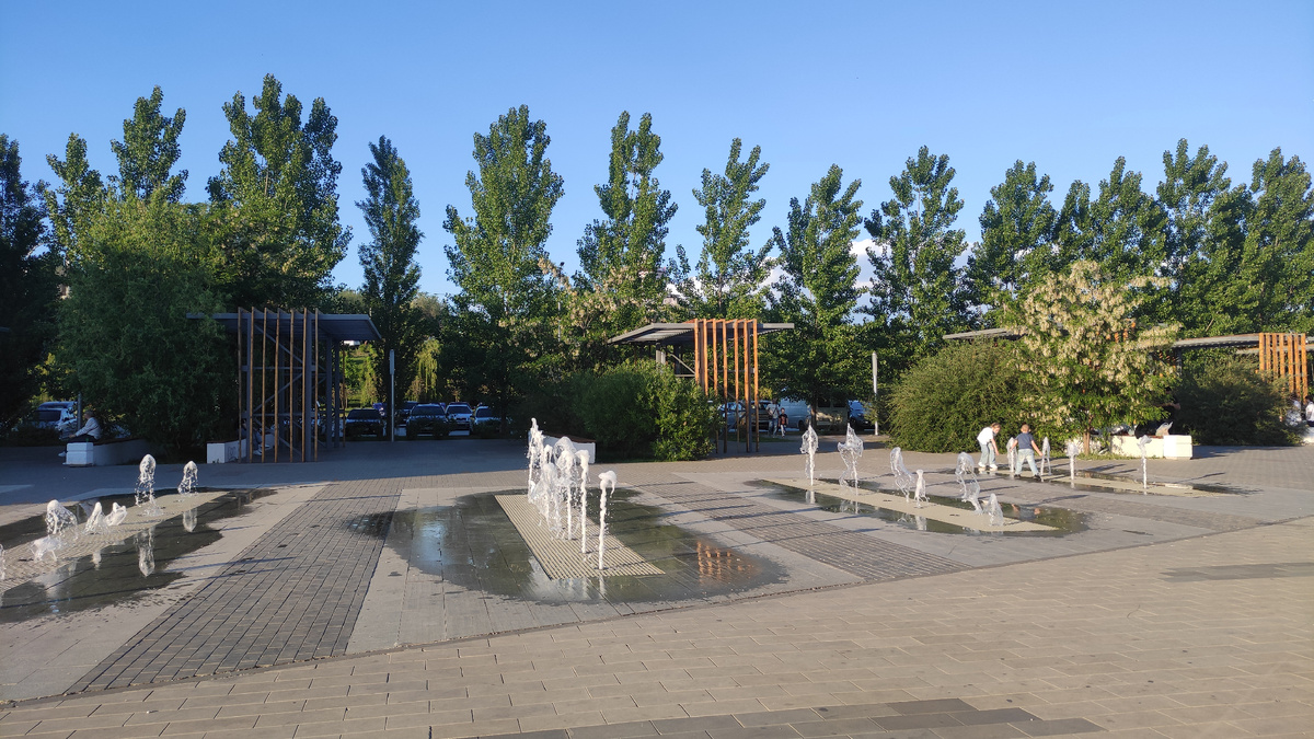 Уголок с качелями и фонтаном