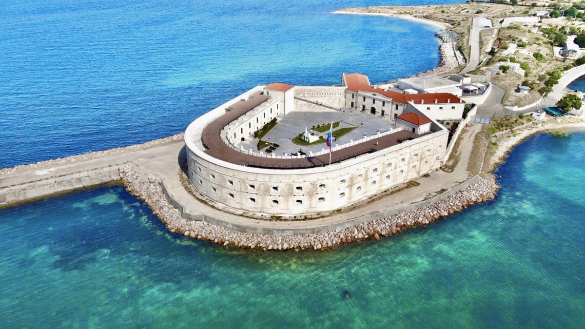 Константиновская батарея. На этом мысу до 1794 г. была построена временная земляная батарея № 1. На возвышенности перед ней возведено земляное укрепление неправильной формы для обеспечения обороны батареи с тыла. В 1794 г. по приказу А.В. Суворова подполковник Ф.П. Деволан составил проект укреплений Севастополя, согласно которому батарея была перестроена. Высокий берег был срыт для удобства настильной стрельбы, построена двухъярусная батарея; внутренние отлогости брустверов, прорезанные амбразурами, были одеты в камень. Для обороны тыла горжа сомкнута земляным валом со рвом впереди. В 1834 году было принято решение о строительстве каменной казематированной батареи на месте старого земляного форта. Строительство велось по проекту инженера-полковника Карла Бюрно. Строительство было завершено в 1840 году, ключевым строительным материалом крепости был особо прочный камень, который до сих пор добывают в Севастопольских каменоломнях Килен-балки. Строил батарею инженер-полковник Густав Ефимович Фелькерзам (Gustav Johann Georg von Fölkersam), затем, после его смерти в 1849 году, инженер-полковник Павловский. Сейчас на территории батареи работает музейно-выставочный комплекс «Константиновская батарея», отреставрированный Русским географическим обществом. 