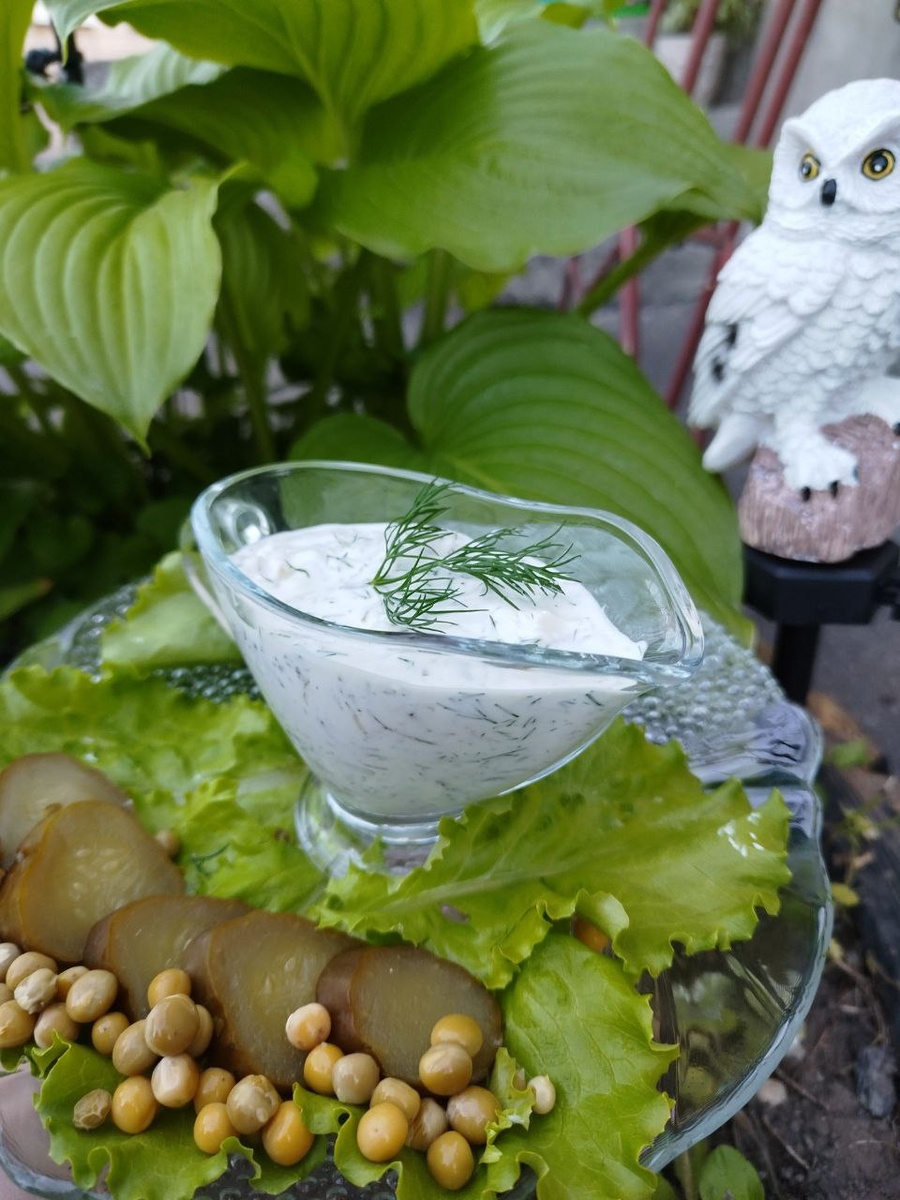 Многие придерживаются версии, что его изобрели в XIX веке во Франции. Тогда активно использовали майонез — яично-масляный соус. Именно на его основе приготовили первый Тартар. Название предположительно происходит от французского слова, которое означает «татарский». По одной версии, соус так назвали из-за убеждения, что татары едят только сырое мясо, заедая его солеными огурчиками. Другая версия более поэтическая: пикантный вкус соуса ассоциировался с остротой сабель татарских войск.