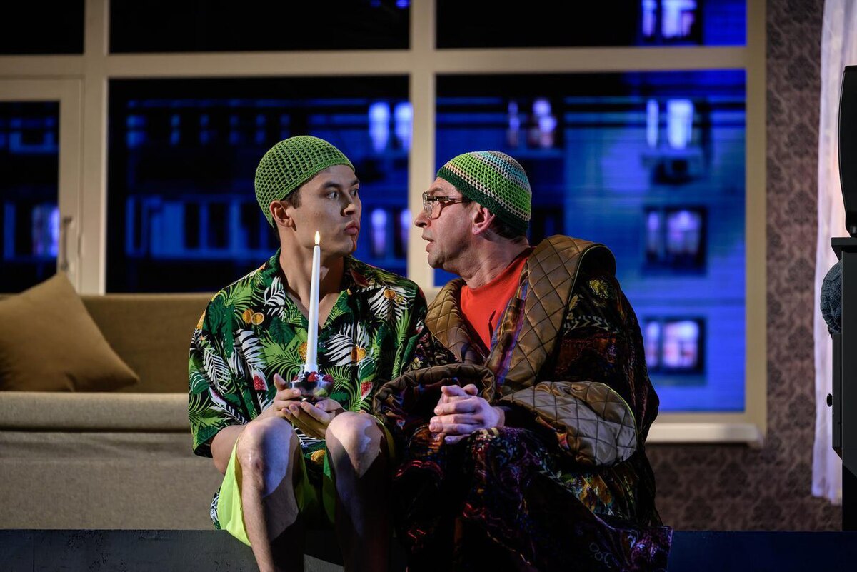 Молодой попугай ( Мухтар-Али Мурзин) учится жизни у старого (Константин Хабенский) Медиацентр МХТ имени А.П. Чехова / Александра Торгушников 