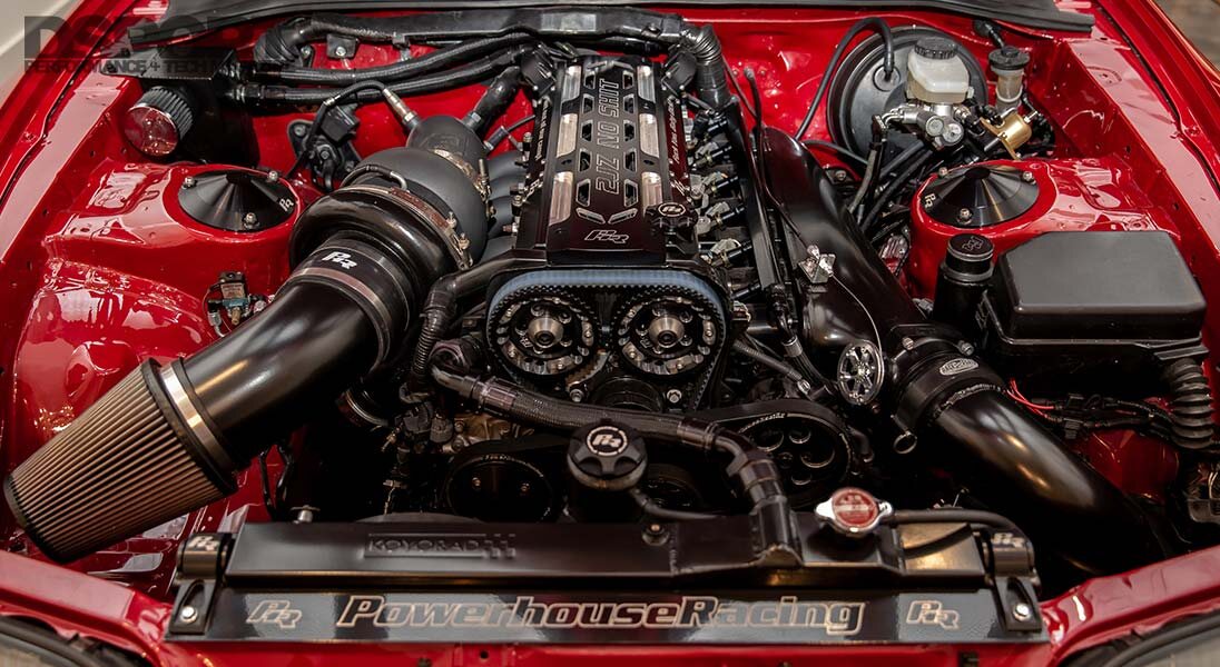 Фото: 2JZ-GTE в подкапотном пространстве Toyota Supra — идеальный хаос из трубок и проводов