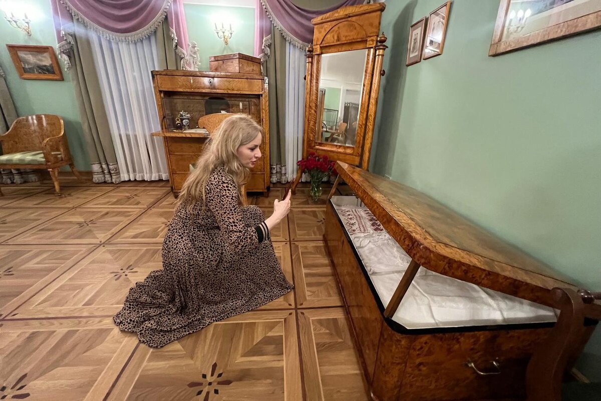 Старинный сундук со скатертями и полотенцами семьи Пушкиных привлекал в первую очередь девушек. @Динара Кафискина.