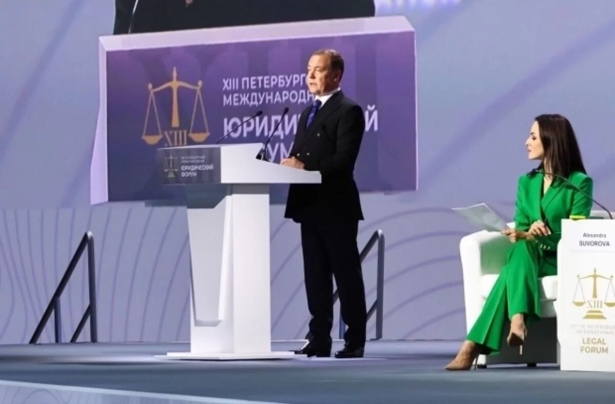    Медведев пошутил о письмах Стармеру и Макрону