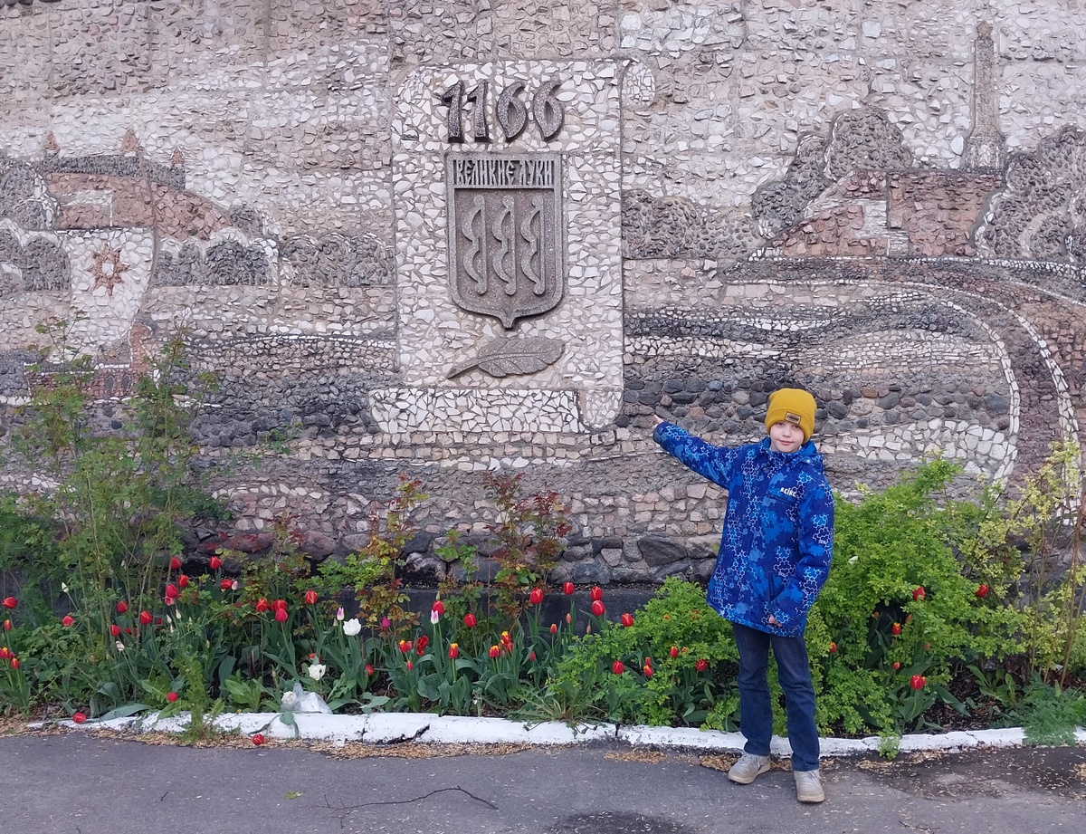 а воинские заслуги город заслужил неофициальное звание «оплечье Новгорода» и «предсердие Москвы», к 1406 году Луки обрели прозвание Великих. С 1478 года город, как и вся Новгородская земля, оказался в подчинении Московскому княжеству. В Великую Отечественную войну бои за освобождение Великих Лук были настолько ожесточёнными, что город прозвали «Малым Сталинградом». В городе создан музей и монумент Александру Матросову, совершившему свой подвиг у деревни Чернушки недалеко от Великих Лук.