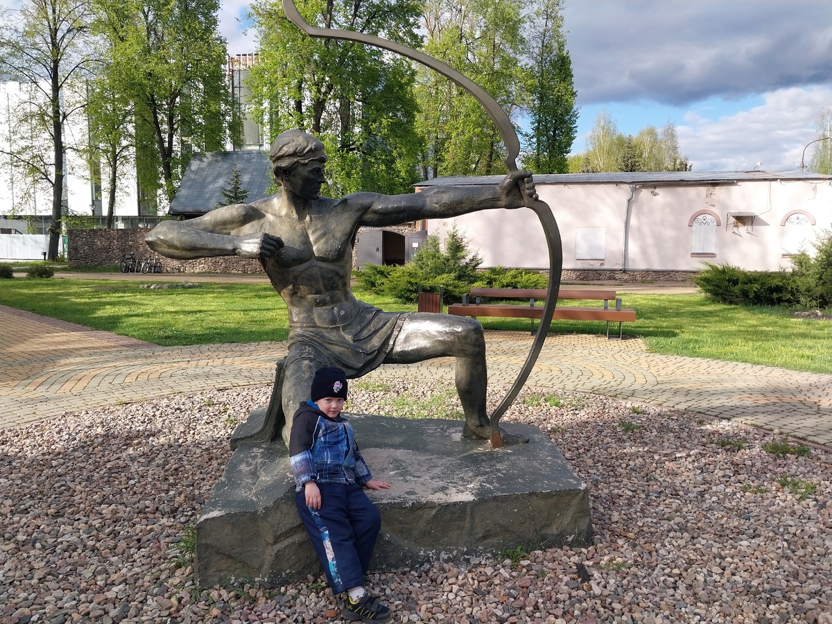 В виде памятников лучники тут имеются.... И это замечательно)