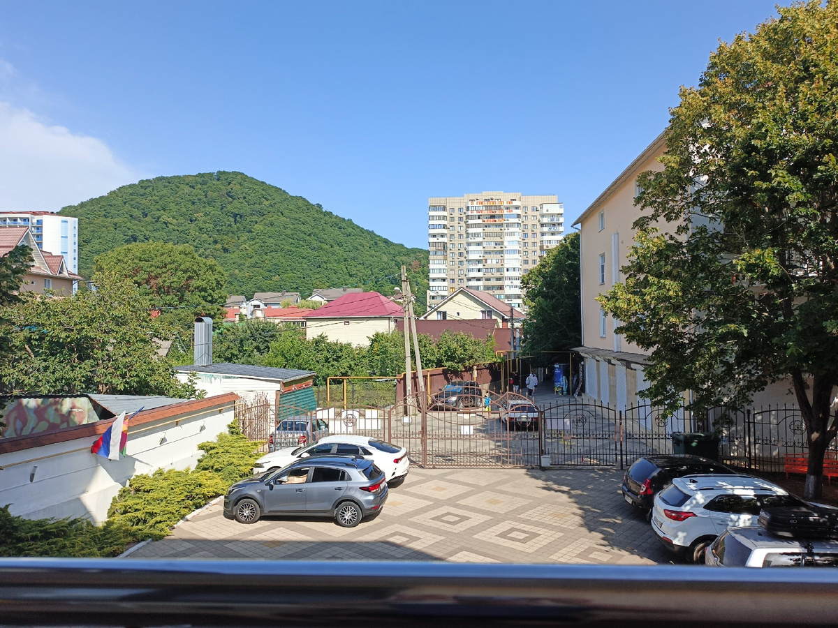 А из нашего окна. Кстати, в этом году забронировали двухкомнатную квартиру как раз вон в той высотке. Эти аппартаменты уже были заняты.