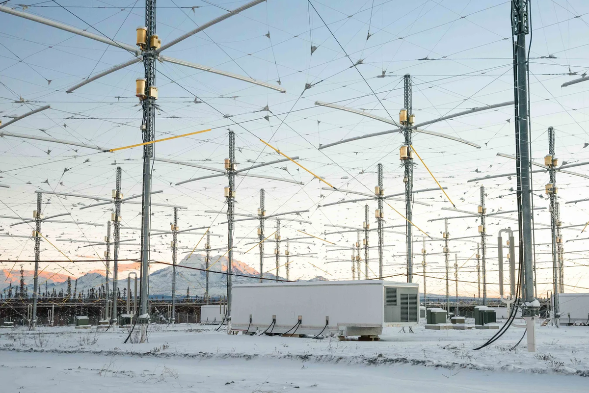 HAARP (англ. High Frequency Active Auroral Research Program — программа исследования ионосферного рассеяния высокочастотных радиоволн) // Изображения взято из публичных источников.