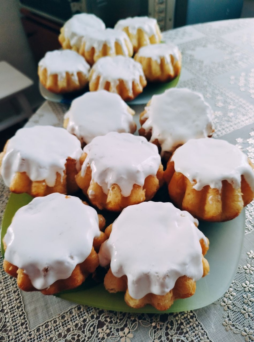 Мягкий, пропитанный  кекс с липкой шапкой из белой глазури - этот вкусный десерт стал любимым для нескольких поколений.На титул создателей необычного кекса претендуют поляки, французы и итальянцы.
По мнению польской стороны, десерт был разработан по заказу короля Станислава Лещинского и за свой яркий вкус с восточными нотами назван бабой — в честь разбойника Али-Бабы: сказка была очень популярна в Европе. По другой версии, бабой в стране называли пасхальный хлеб, а кекс по вкусу очень его напоминал.Французы уверены, что именно они придумали блюдо: догадались пропитывать тесто ромом и добавлять фрукты и крем. Однако местная версия пирожного называется иначе — «саварен», в честь повара королевского дома Жана Саварена. По мнению итальянцев, ромовая баба — результат их гастрономических изысканий, с 1836 года блюдо стало символом Неаполя, но для его пропитки используют не ром, а местный ликер лимончелло. Российской империи ромовая баба была известна с XIX века. В СССР десерт сокращенно называли ром-бабой и готовили как в виде пирожного, так и в формате большого торта. В домашний кекс часто добавляли изюм и коньяк.