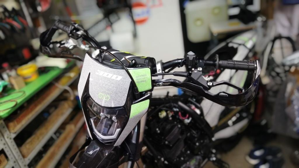 Пластик отлично закрывает защитная транспортировочная пленка