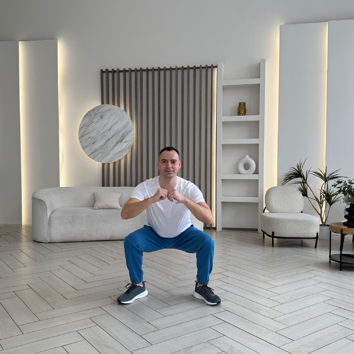 Как правильно приседать. Тренер по фитнесу Александр Колесник