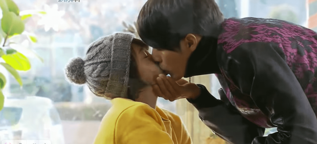 Кадр из дорамы "Таинственный сад"