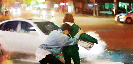 «Фея тяжелой атлетики Ким Бок Джу!»: укрылся девушкой от брызг воды