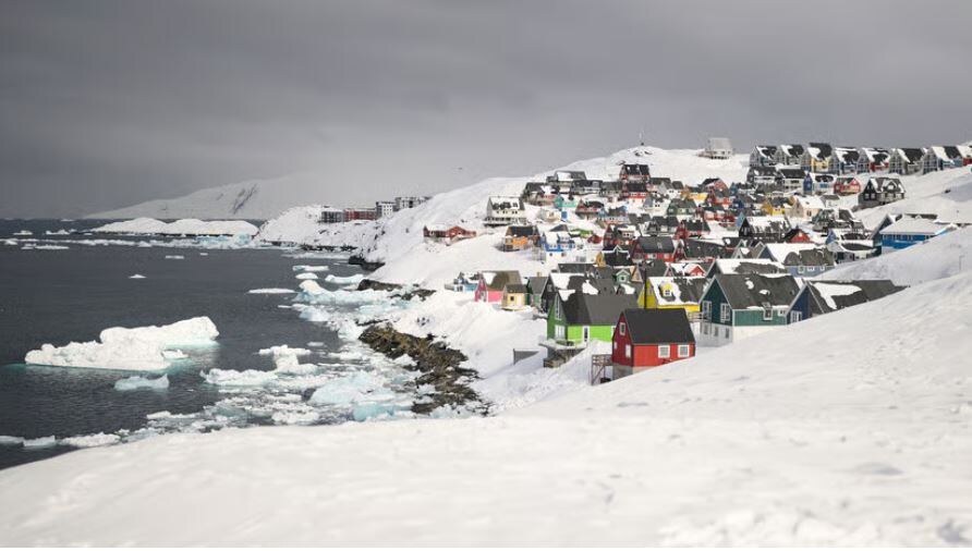 Вид с горы Миггедален в Нууке на жилые дома, Гренландия.
Getty Images. The Economist
