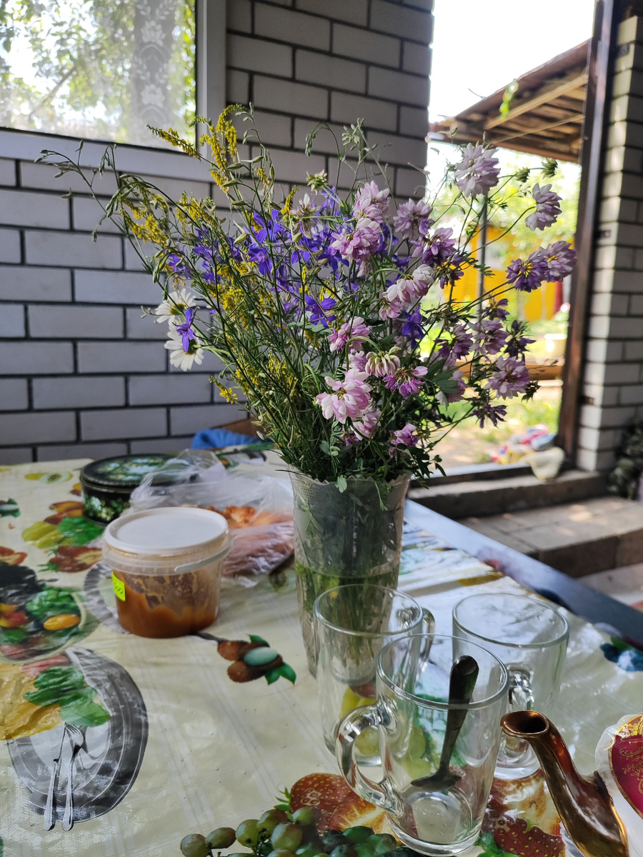 Доча собрала букет.