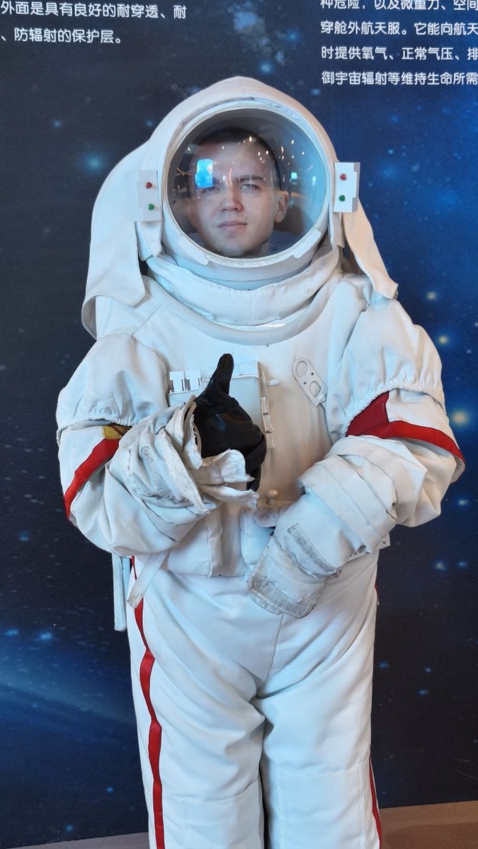 Захар, в музее космоса в Китае, в городе Иньчуань, где он учится