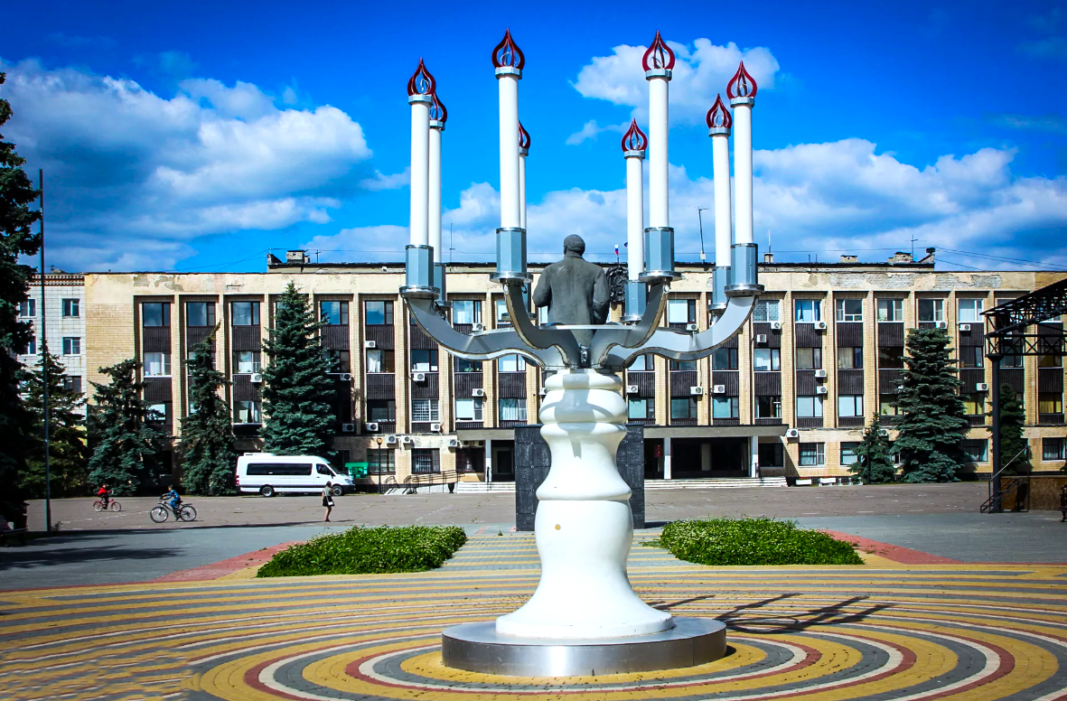 Канделябр и памятник Ленину у здания администрации