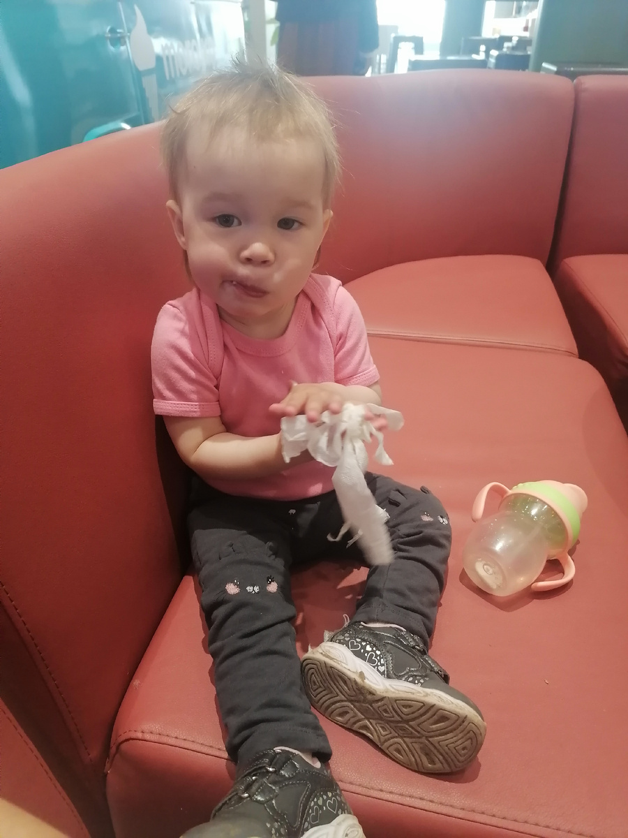 Ест и вытирает руки салфеткой. Потом вытрет рот