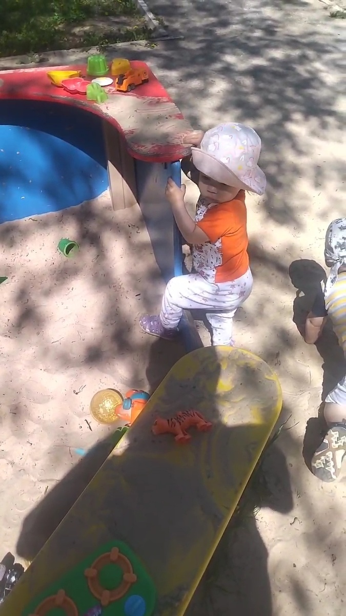 Вылезает из песочницы