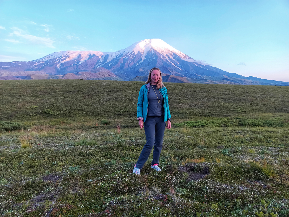Я на фоне вулкана Толбачик. Август 2024. Спустя 8 лет после первого похода.