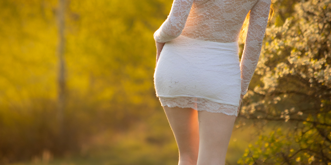 Съёмка в цветах в очень коротком платье.