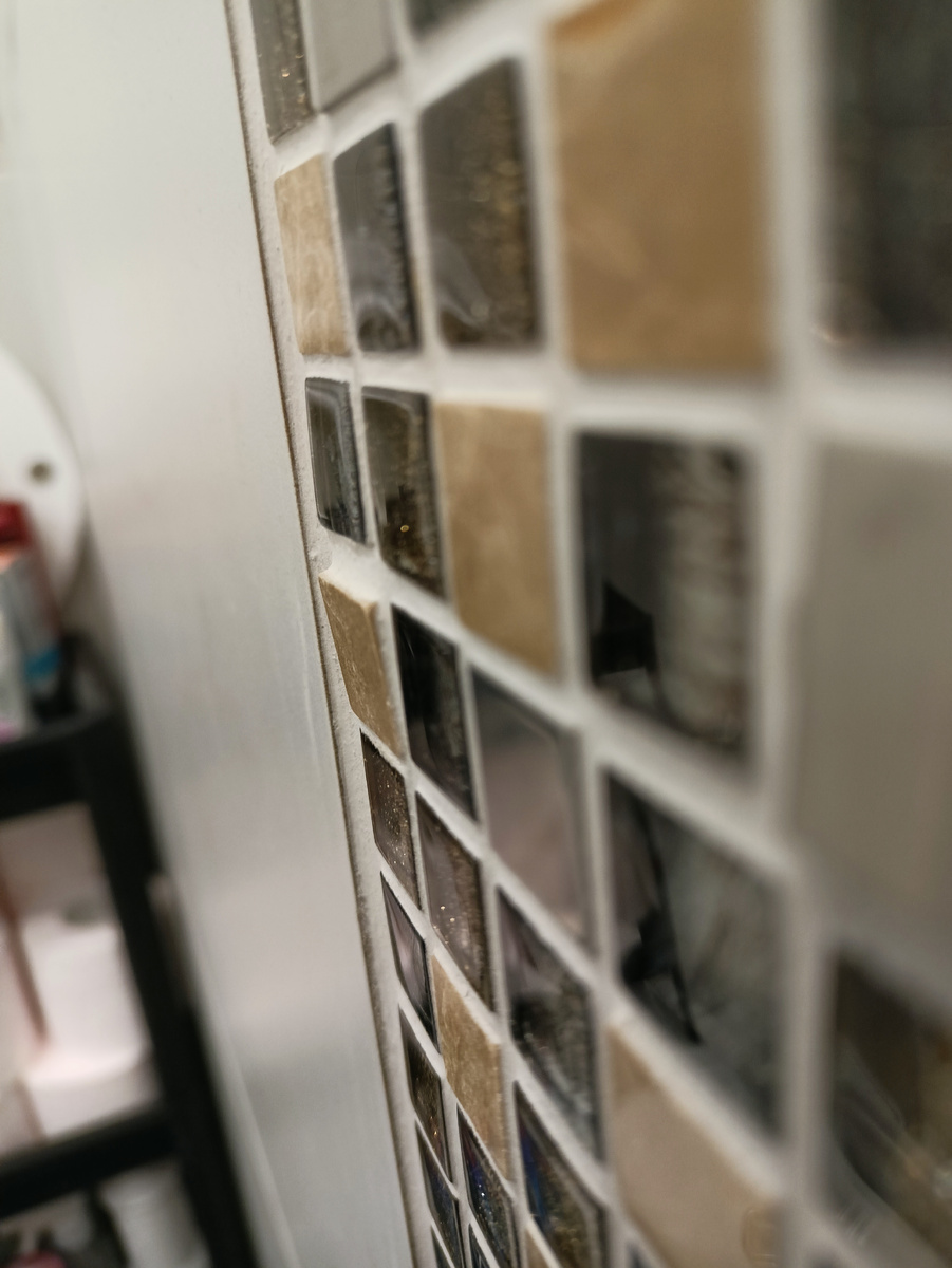 Пример косяка строителей: выпирание плитки.