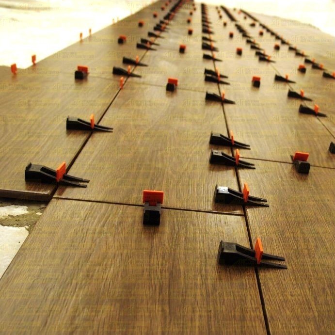 Фото из интернета: СВП система выравнивания плитки крупным планом.