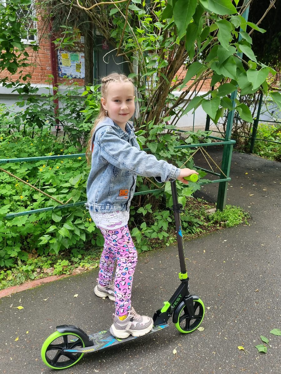 Зеленые дворы и мелкая-2 на их фоне