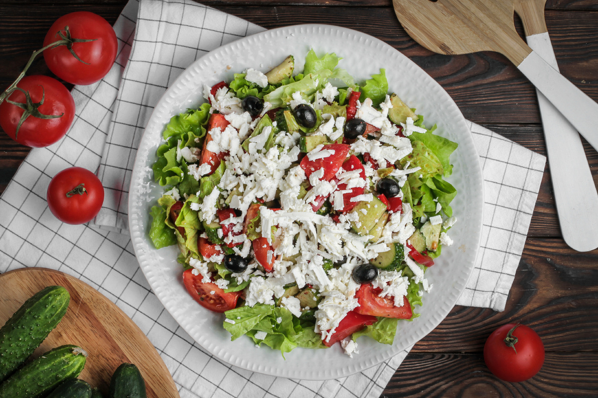 Шопский салат с брынзой и розовыми помидорами