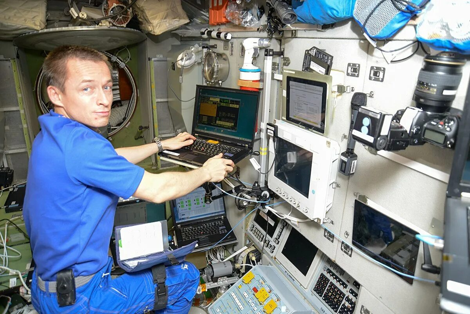 Сергей Рыжиков работает с аппаратурой в СМ «Звезда». Фото: Роскосмос