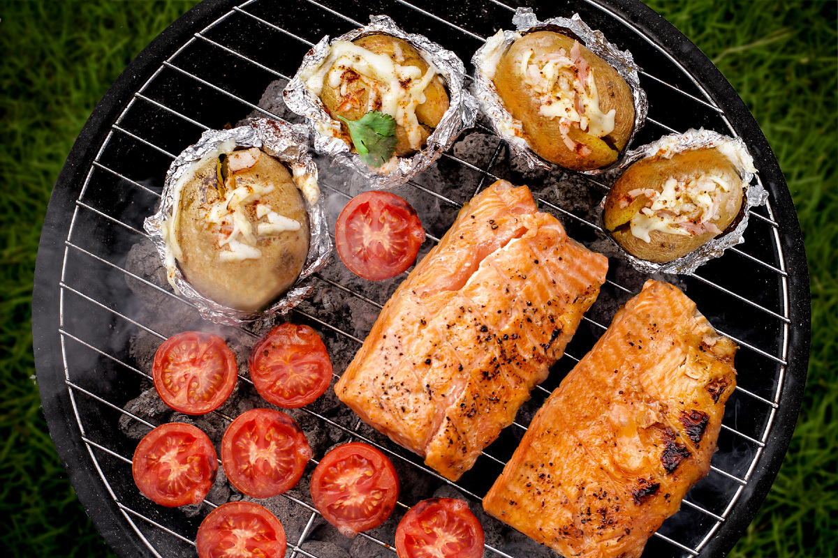 Форель с фаршированным картофелем, черри и соусом Песто