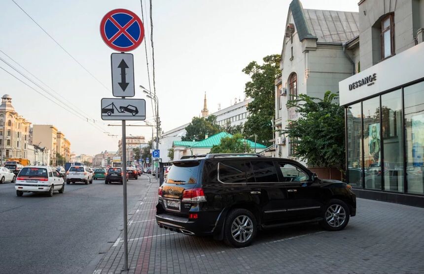 Типичная для Москвы ситуация с тех пор, как за нарушение правил остановки стала наказывать МАДИ