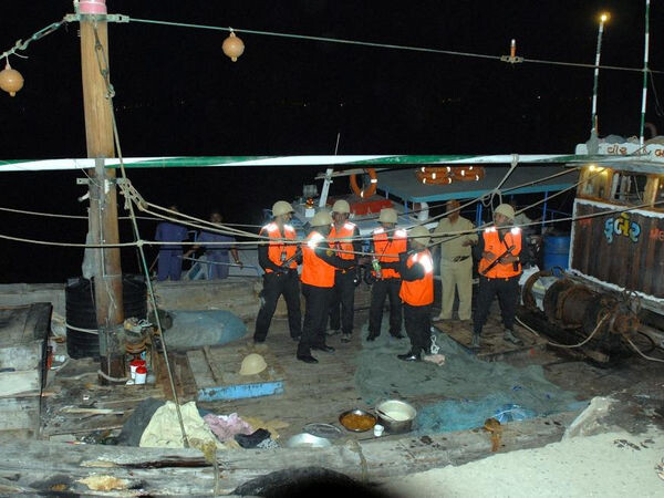 береговая охрана Индии нашла рыболовный траулер, который был похищен из Порбандера. Они нашли капитана мертвым, а также получили спутниковый телефон, GPS и систему GHS на траулере, который использовался террористами 26 ноября 2008 года