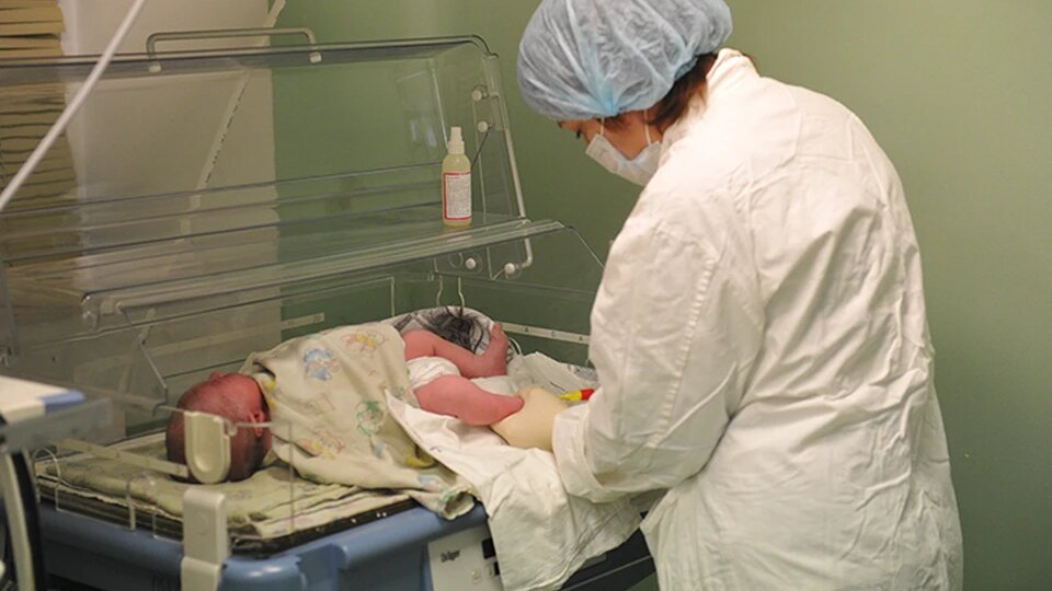 «Свое уже отплакали»: врачам пришлось через суд спасать девочку, которую родители отказались оперировать