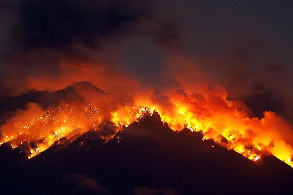 Судя по всему, шлейф вулканического пепла двигался на юго-восток Европы, а затем накрыл и Азию. Фото: GLOBAL LOOK PRESS.