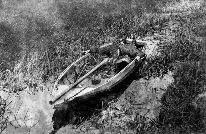 Охотник прицеливается для выстрела из лодочного ружья, начало ХХ века. /Фото: pikabu.ru