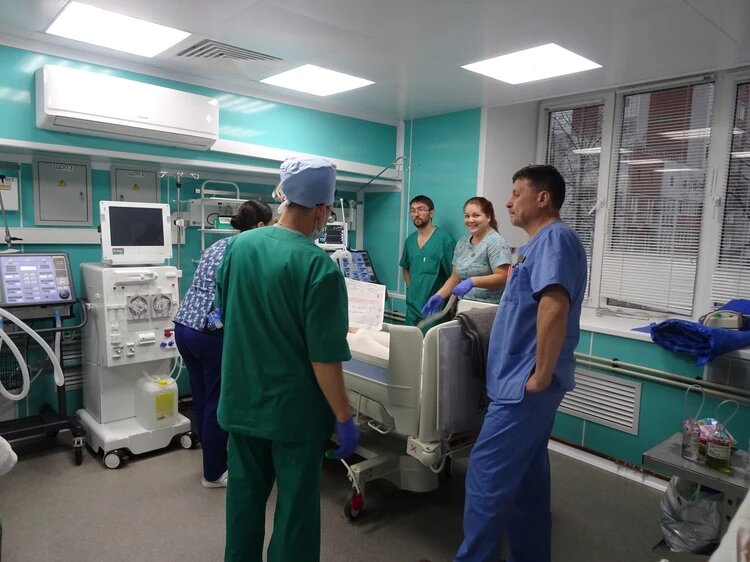 Небольшое совещание, врачи совместно составляют план лечения послеоперационного больного. Фото: Вероника РАНГУЛОВА