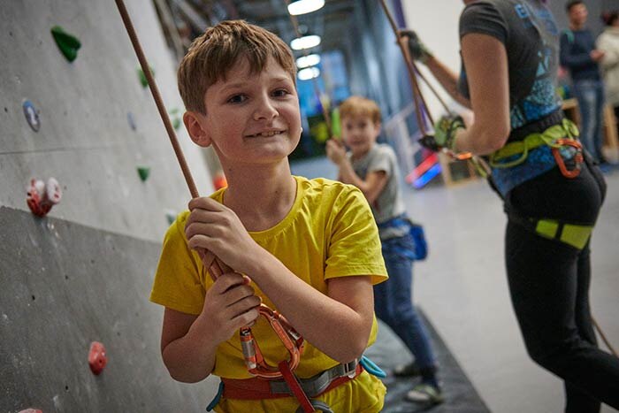  I. Скалолазание вселяет уверенность.
Неважно, ребенок вы или взрослый, ничто так не повышает уверенность и чувство собственного достоинства, как успешно взятый ТОП на 13-метровой стене.

II. Скалолазание улучшает координацию рук, ног и зрения.
Скалолазание — это тренировка всего тела, в которой задействованы все основные группы мышц. Требует тщательной координации — вашему ребенку нужно будет посмотреть на маршрут, а затем определить, как правильно поставить руки и ноги на зацепки.

III. Скалолазание увеличивает силу, выносливость и гибкость.
Ваш ребенок будет тренировать мышцы кора, ног, рук и даже крошечные мышцы пальцев. Выносливость также является важной частью скалолазания, особенно когда дети переходят на более длинные и технически сложные трассы.

IV. Умственная игра для вашего малыша. 
Скалолазание улучшает навыки решения проблем. Когда ваш ребенок лазает на природном рельефе, он может быть поражен всеми способами, которыми он может добраться до вершины. Наметить наиболее эффективные способы передвижения по скале. (Эти навыки решения проблем и планирования можно легко перенести в повседневную жизнь.)

V. Скалолазание — это настоящее развлечение.
Покажите своему ребенку, насколько увлекательной может быть физическая активность, отправив его на скалодром El Capitan!