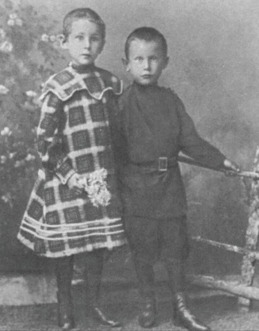 Александр Фадеев со старшей сестрой Татьяной. 1907.